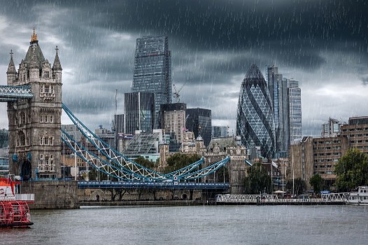 Bild på Tower Bridge und City of London bei Regen
