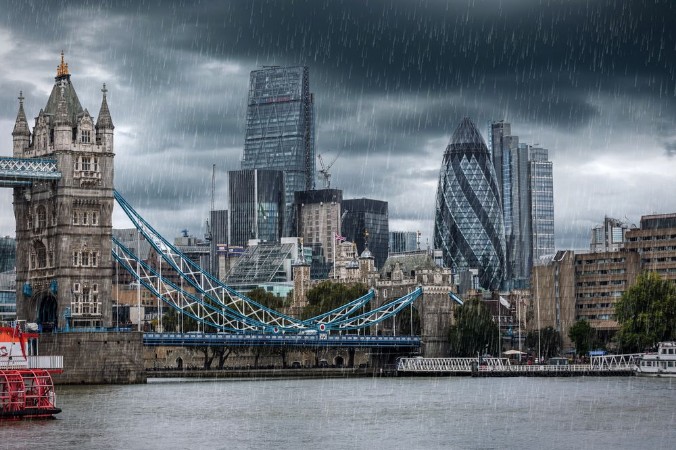 Afbeeldingen van Tower Bridge und City of London bei Regen