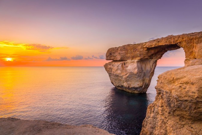 Afbeeldingen van Panoramic View of Amazing Sunset over the Sea near Azure Window using as Wallpaper or Nature Background Gozo Malta