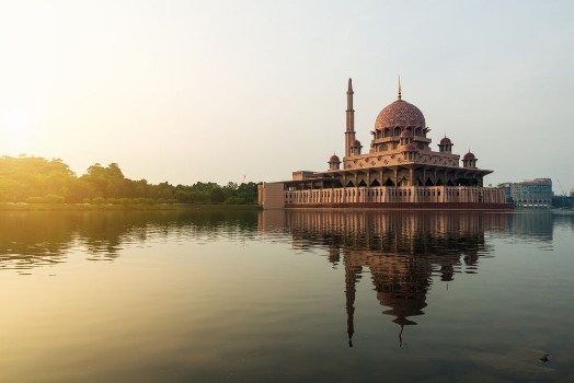 Bild på Putrajaya mosque between sunsire in Kuala Lumpur Malaysia 