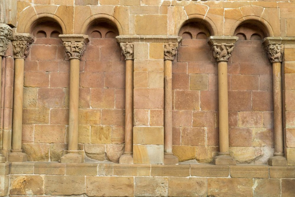 Bild på Romanesque facade