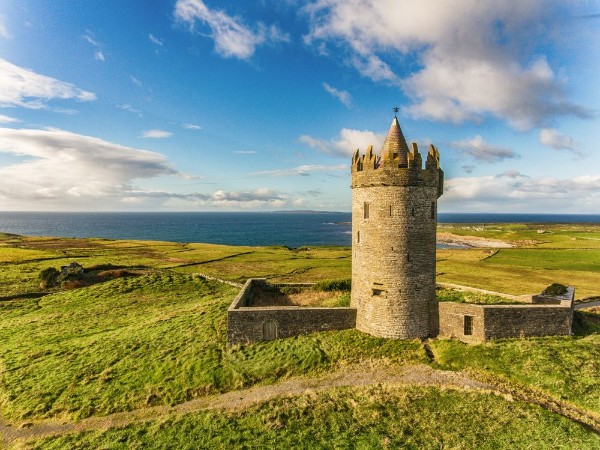 Afbeeldingen van Aerial Famous Irish Tourist Attraction In Doolin County Clare Ireland Doonagore Castle is a round 16th-century tower Castle Aran Islands and along The Wild Atlantic Way