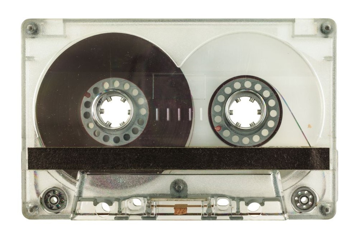 Afbeeldingen van Transparent audio compact cassette isolated on white