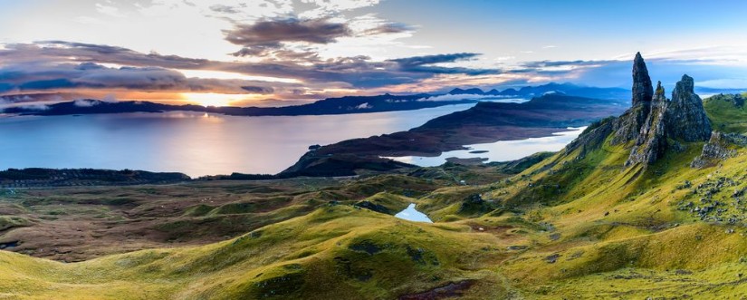 Bild på Sunrise at the most popular location on the Isle of Skye - The Old Man of Storr - beautiful panorama of an amazing scenery with vivid colors and picturesque panorama - symbolic tourist attraction