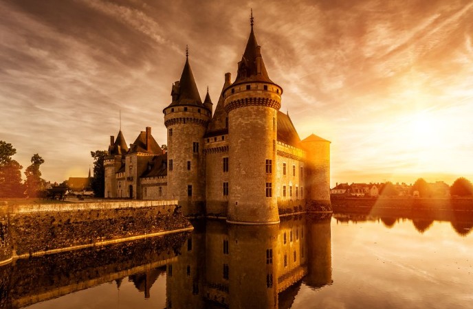 Afbeeldingen van Chateau of Sully-sur-Loire at sunset France Medieval castle in Loire Valley in summer