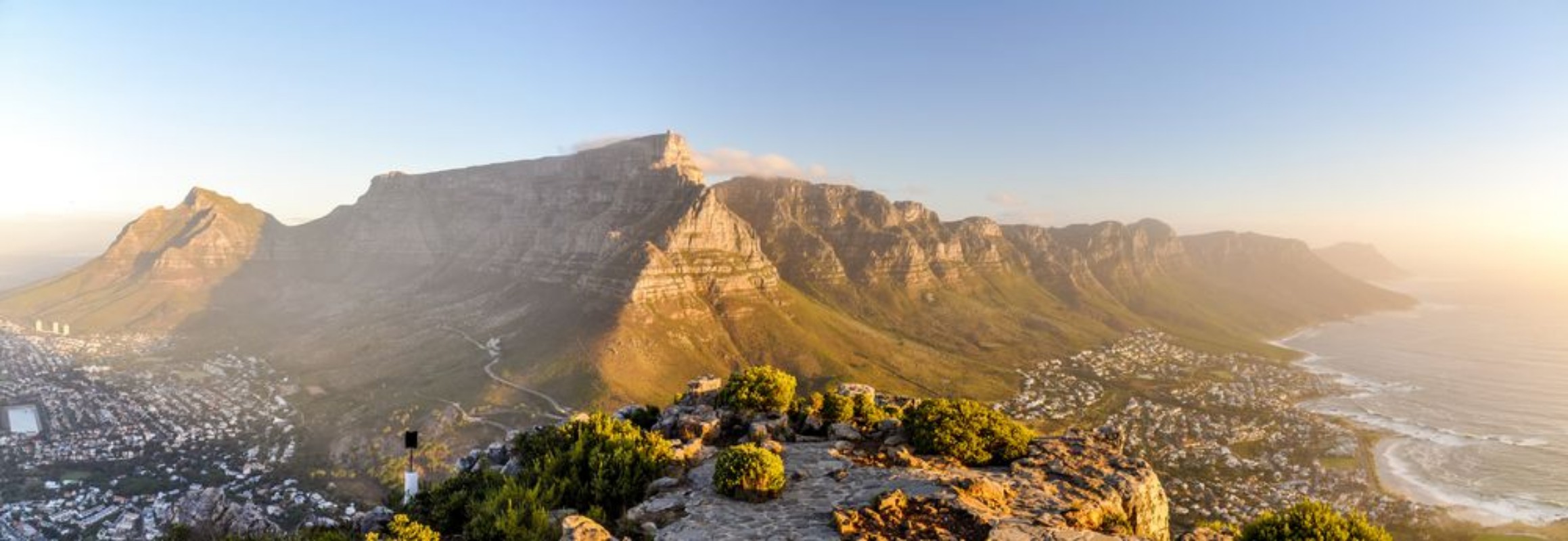 Afbeeldingen van XXL panorama of Table Mountain and the Twelve Apostles mountain range seen from Lions Head near Signal Hil in the evening sun Camps Bay on the right city of Cape Town on the left South Africa
