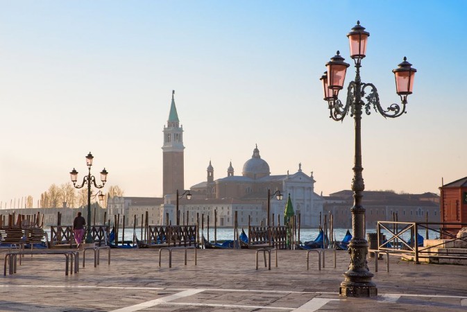 Afbeeldingen van Venice - Saint Mark square and San Giorgio Maggiore church in background in morning light
