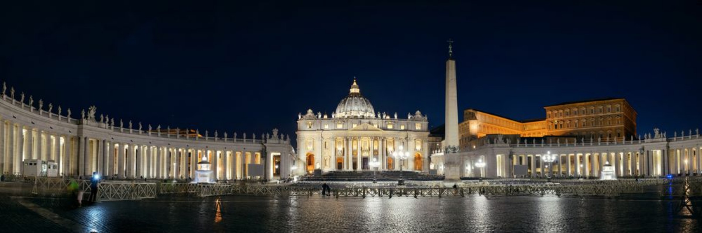Afbeeldingen van St Peters Basilica at night panorama