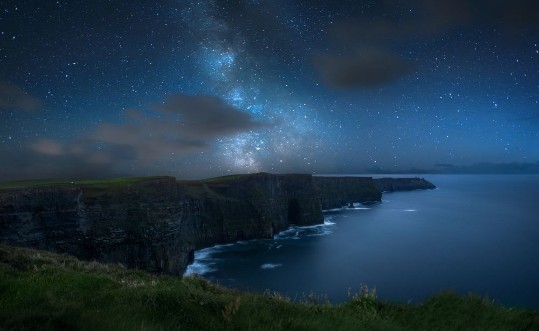 Afbeeldingen van Milky way over dramatic Cliffs of Moher and wild Atlantic Ocean Ireland
