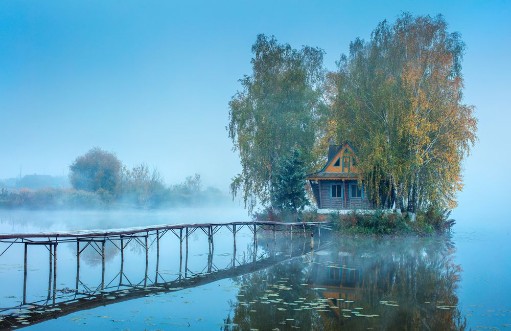 Afbeeldingen van Blue foggy morning with embankment to fishing house