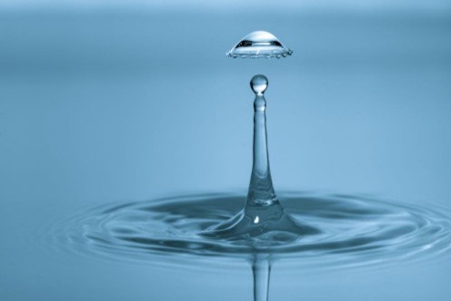 Image de Water drop falling and drips on water mirror Water drop splash and make perfect circles on surface