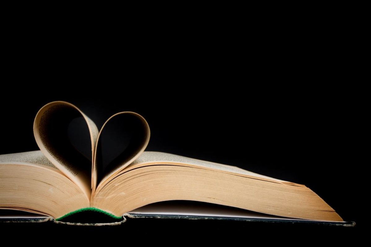 Image de Book with pages folded into a heart shape