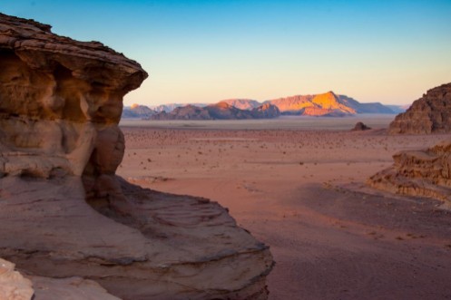Afbeeldingen van Dusk at Wadi Rum Jordan used as the set for the movie Lawrence of Arabia