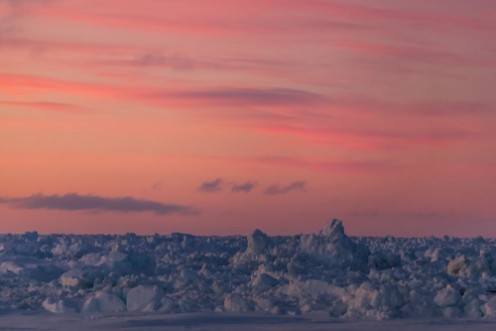 Afbeeldingen van Purple sky over sea ice in Antarctica