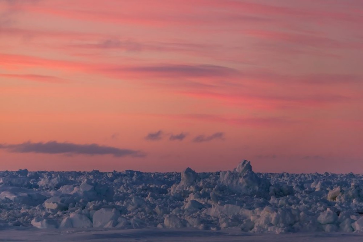 Afbeeldingen van Purple sky over sea ice in Antarctica