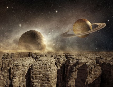 Afbeeldingen van Saturn and moon in the sky of a barren landscape