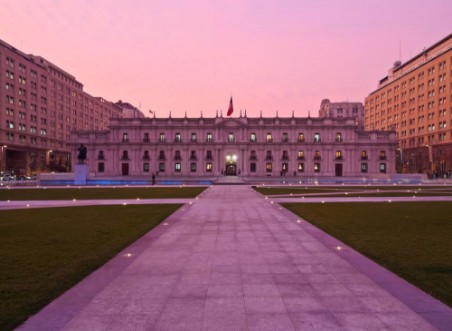 Afbeeldingen van Chile Santiago Twilight view of La Moneda Palace from the Plaza de la Ciudadania
