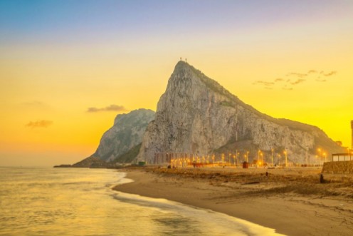 Afbeeldingen van View on Gibraltar rock at sunset from beach in La Linea de la Concepcion Andalusia Spain
