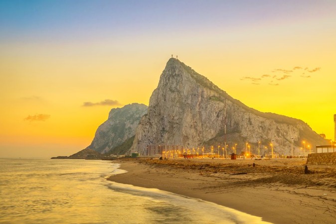 Afbeeldingen van View on Gibraltar rock at sunset from beach in La Linea de la Concepcion Andalusia Spain