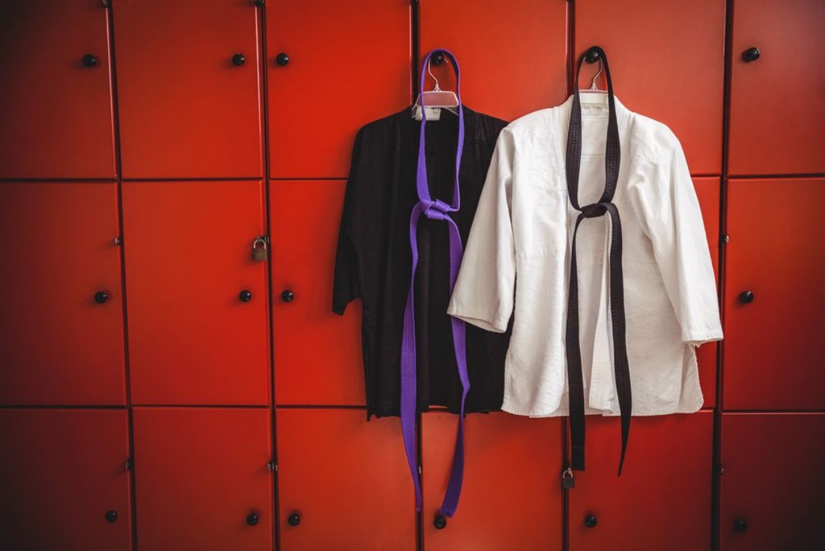 Afbeeldingen van Two karate uniforms hanging on locker