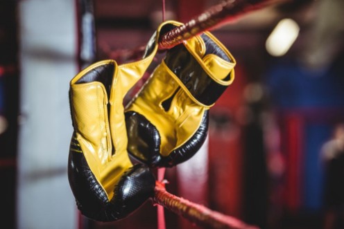 Afbeeldingen van Yellow boxing gloves hanging off the boxing ring