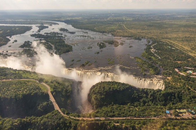 Afbeeldingen van Helicopter flights over the Zambezi River and Victoria Falls in Zambezi National Park is a highlight for tourist visiting the world famous Landmark