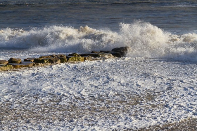 Afbeeldingen van Waves crashing on beach