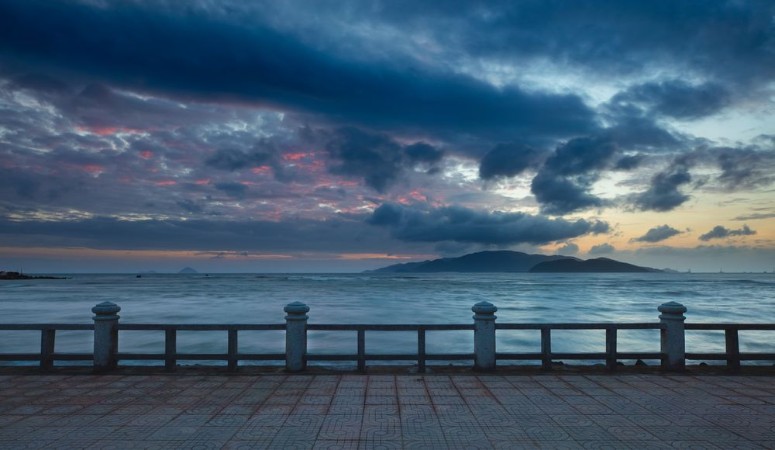 Afbeeldingen van A colourful cloudy morning sky over the south china sea and islands of the coast of Nha Trang central Vietnam