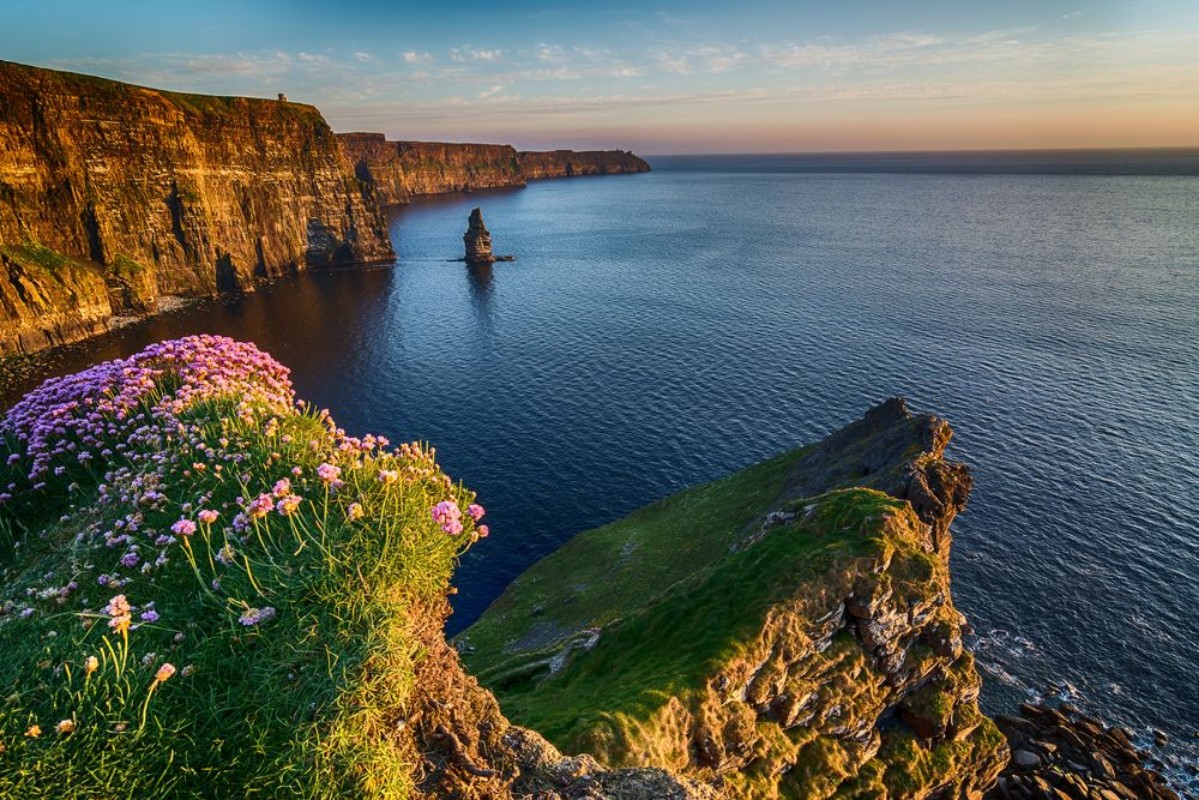 Afbeeldingen van Ireland countryside tourist attraction in County Clare The Cliffs of Moher and castle Ireland Epic Irish Landscape Seascape along the wild atlantic way Beautiful scenic nature hdr Ireland