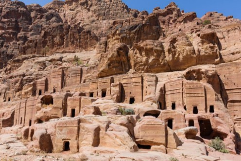 Afbeeldingen van Group of caves and tombs in Petra Jordan
