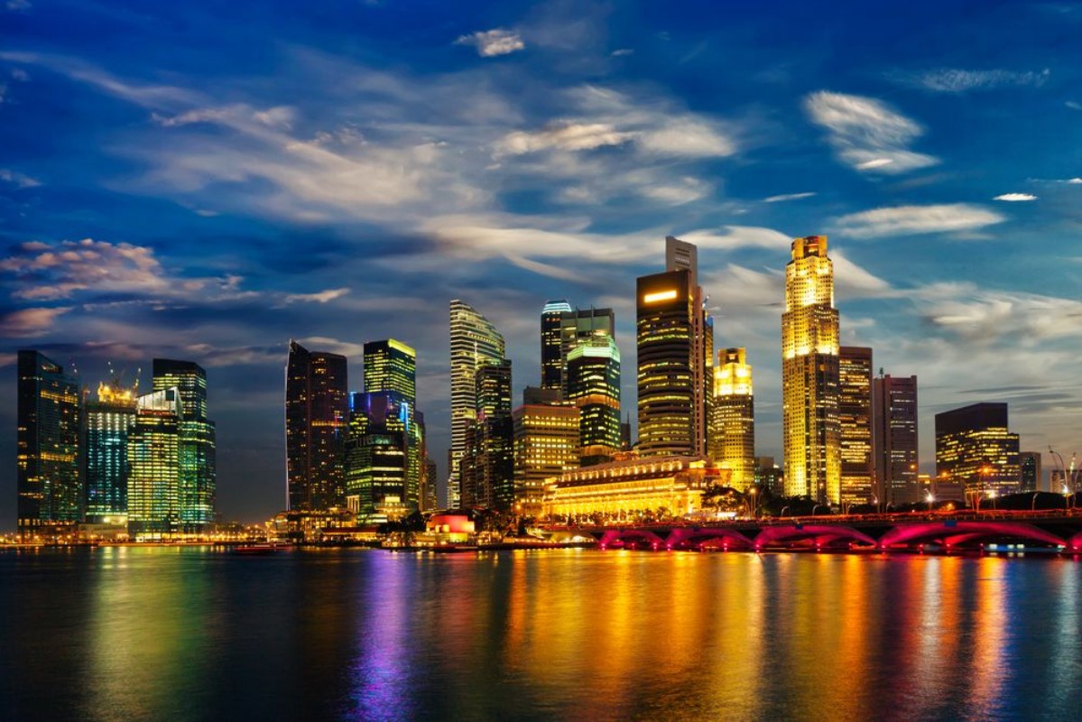 Bild von Singapurs Skyline am Abend