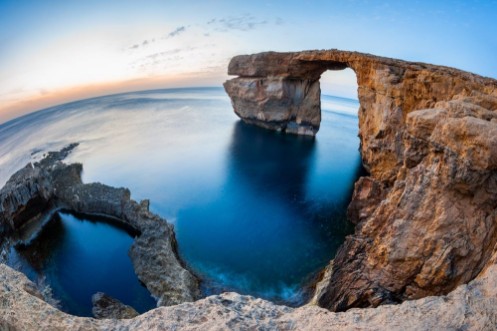 Bild på Fisheye View of the Azure Window a natural arched rock in Dwejra Gozo Malta