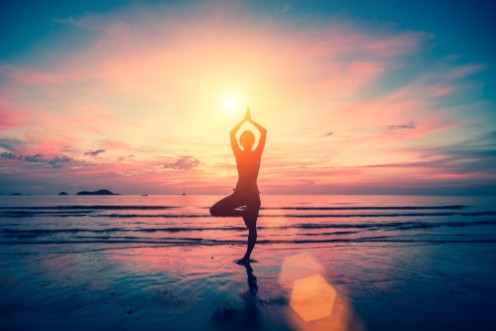 Afbeeldingen van Silhouette yoga girl on the background of stunning sea and sunset Fitness meditation and healthy lifestyle