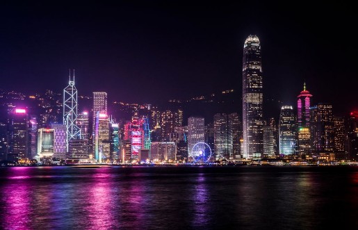 Bild på Hong Kongs skyline om natten