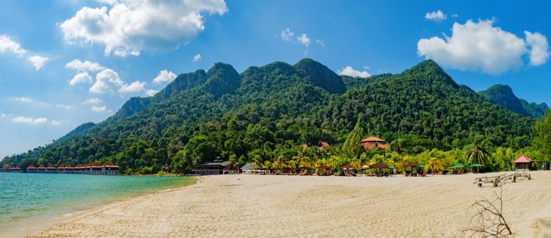 Afbeeldingen van Relaxing on remote paradise beach Tropical bungalow and luxury house on untouched sandy beach with palms trees in Langkawi Island Malaysia