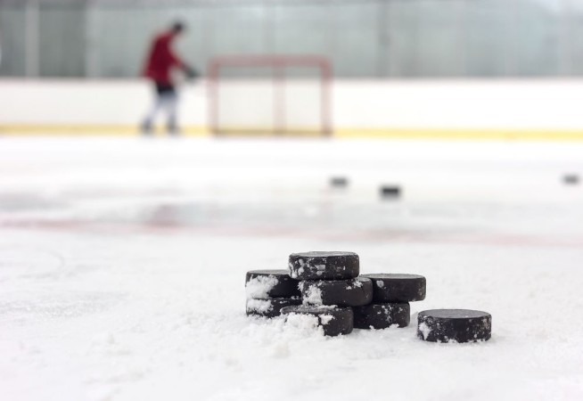 Image de Hockey player with pucks