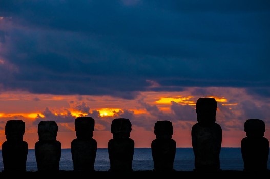 Bild på Sunrise at Ahu Tongariki Easter island Chile