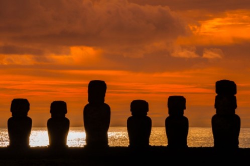 Afbeeldingen van Sunrise at Ahu Tongariki Easter island Chile
