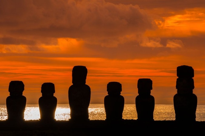 Bild på Sunrise at Ahu Tongariki Easter island Chile