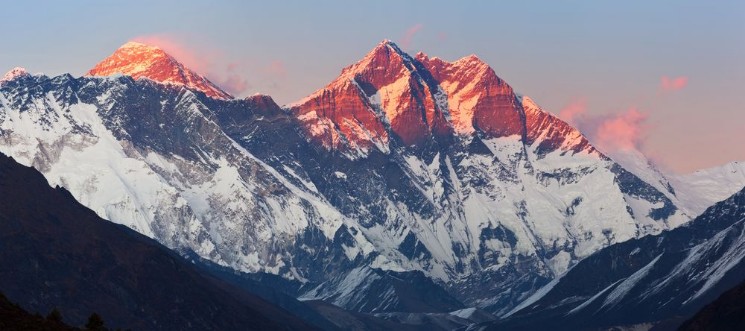 Afbeeldingen van Panoramic view of Nepalese Himalayas in Solukhumbu District Sagarmatha National Park at sunset Nuptse peaks Everest Lhotse 