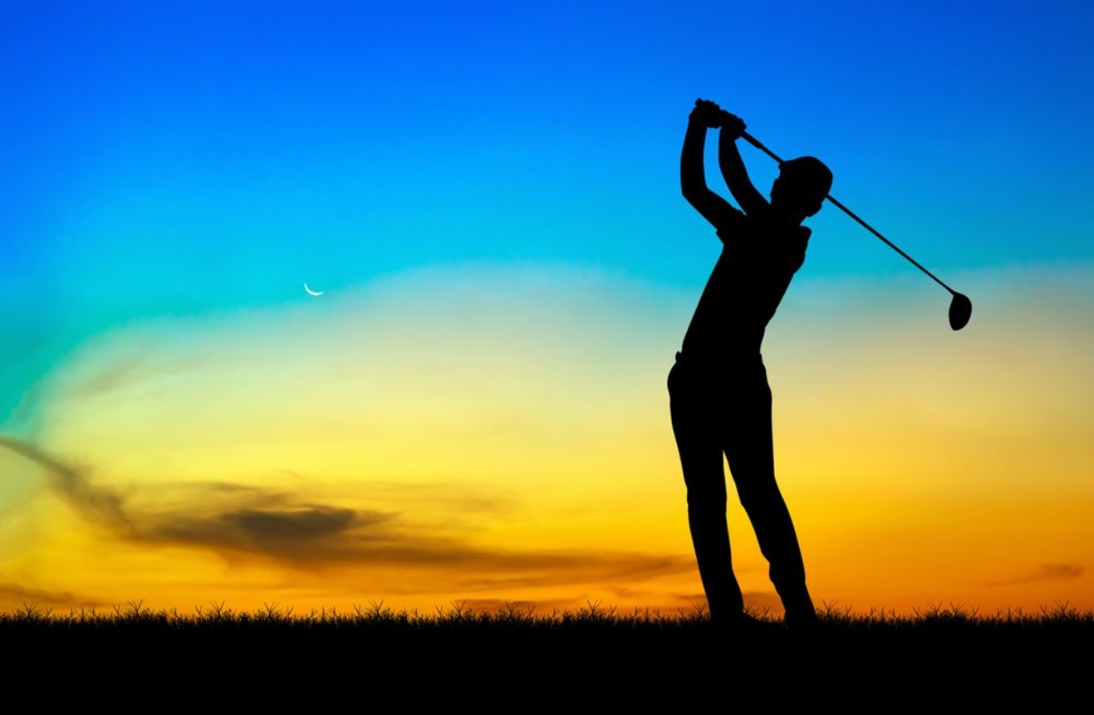 Afbeeldingen van Silhouette golfer playing golf during beautiful sunset