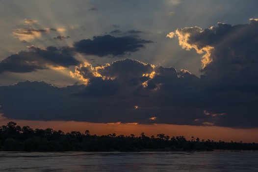 Bild på Beautiful Sunset over the Zambezi River Zambia The Zambezi is the fourth longest river in Africa