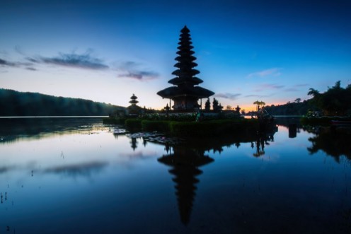 Bild på Pura Ulun Danu Bratan Hindu temple on Bratan lake Bali Indone