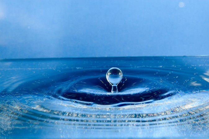Picture of Water drop spalsh and make perfect circles on the water