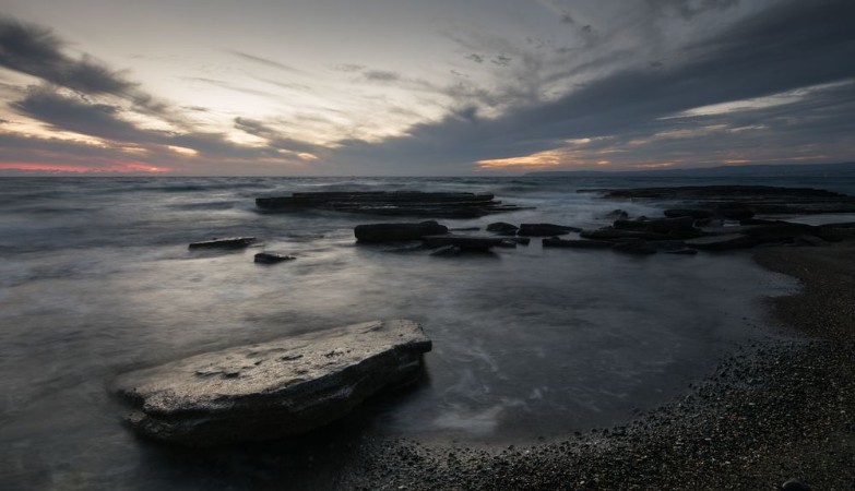 Image de Sunset on a rocky coastline