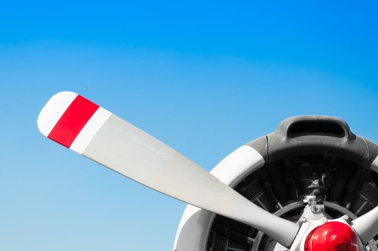 Afbeeldingen van Vintage airplane propeller with radial engine on blue sky