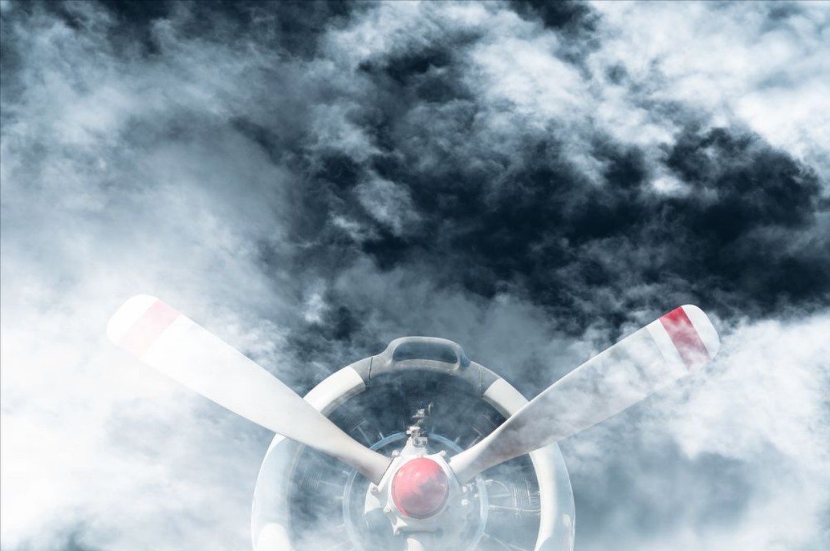 Afbeeldingen van Vintage airplane propeller with radial engine on Cloud overcast weather