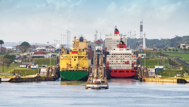 Bild på Panama canal  a cargo ship entering the miraflores locks in the