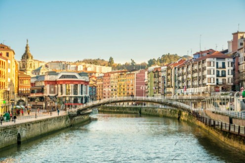 Afbeeldingen van Bilbao riverbank on sunny day spain