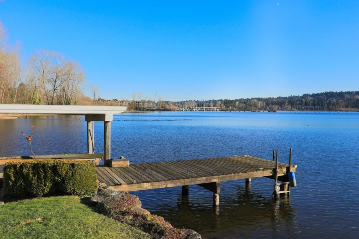 Image de Private dock with jet ski lifts and covered boat lift Lake Washington